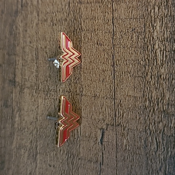 DC Wonderwoman Stud Earrings - Picture 1 of 3
